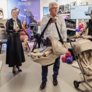 Skoraj dve tretjini staršev se boji zbujanja dojenčka med prestavljanjem iz avta, kako to rešujejo proizvajalci