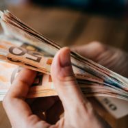 Regres 2026 višina, najvišji neobdavčen regres 2026, maksimalen, minimalni regres Lek, Krka, Mercator, Spar, Pošta Slovenije, Hofer, NLB, Petrol, Telekom Slovenije, OTP Banka