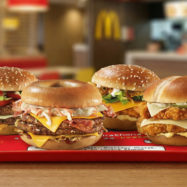 McDonald’s BBQ Bagel, La Scalleta, McCrispy Chalet, Loving Crunch štirje novi burgerji slovenskih avtorjev v restavracijah McDonald’s Slovenija
