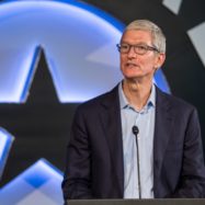 Tim Cook odstopa s položaja izvršnega direktorja družbe Apple, septembra 2026 vodenje prevzema John Ternus