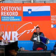Guinnessov rekord v igranju harmonike tudi v letu 2026 podira Robert Goter, za rekord bo moral igrati 81 ur  prenos v živo
