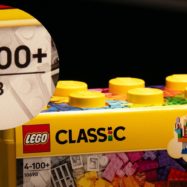 Sir David Attenborough se še vedno lahko igra z LEGO kockami, saj so starost dvignili na 100+ let