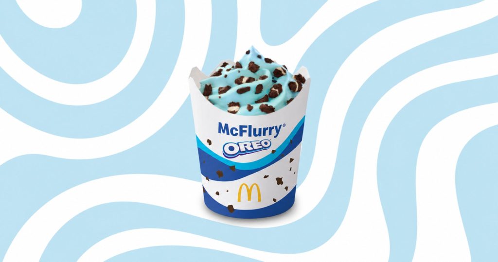 McDonald’s z McFlurry Blue Oreo sledi trendu modrih sladoledov in hkrati vrača nostalgijo na sladoled modro nebo