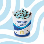 McDonald’s z McFlurry Blue Oreo sledi trendu modrih sladoledov in hkrati vrača nostalgijo na sladoled modro nebo