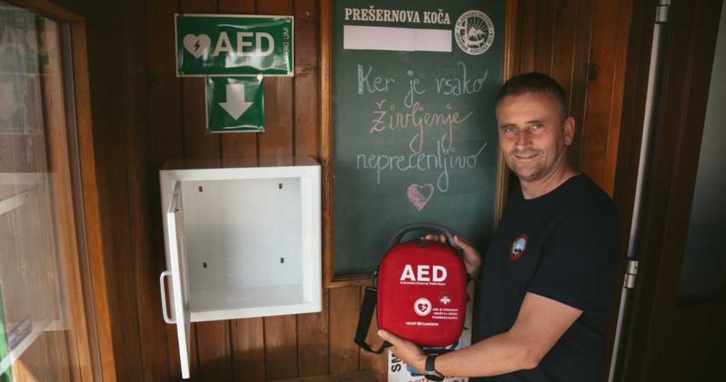 Prešernova koča na Stolu zdaj opremljena z avtomatskim defibrilatorjem (AED), ki pomaga pri oživljanju v primeru srčnega zastoja