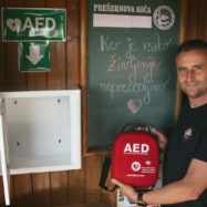 Prešernova koča na Stolu zdaj opremljena z avtomatskim defibrilatorjem (AED), ki pomaga pri oživljanju v primeru srčnega zastoja