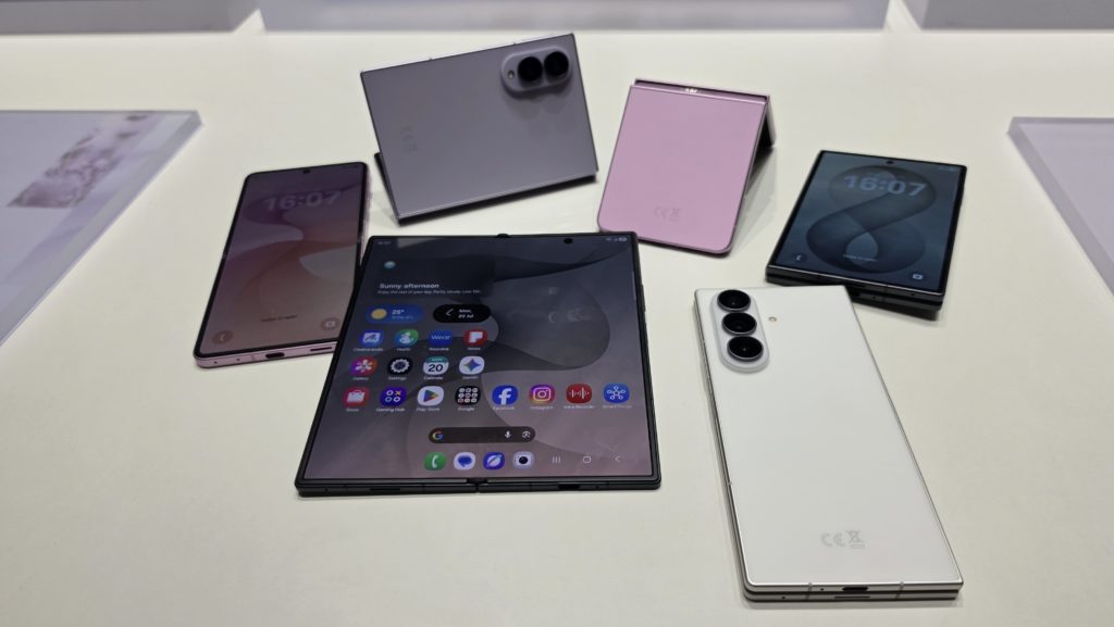 Samsung v Londonu predstavil tri prepogljive telefone Galaxy Z Fold 8 Ultra, Fold 8 in Flip 8 2