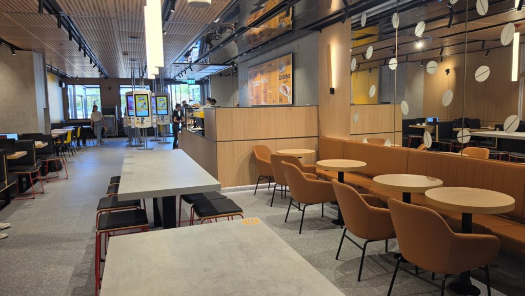 McDonald's Žito Ljubljana prenovljen in ponovno odprt notranjost
