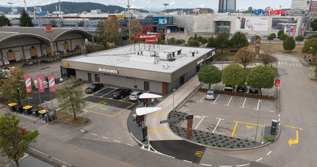 V prenovljeni restavraciji McDonald's Žito v Ljubljani zdaj zbirajo deževnico in jo uporabljajo za sanitarno vodo