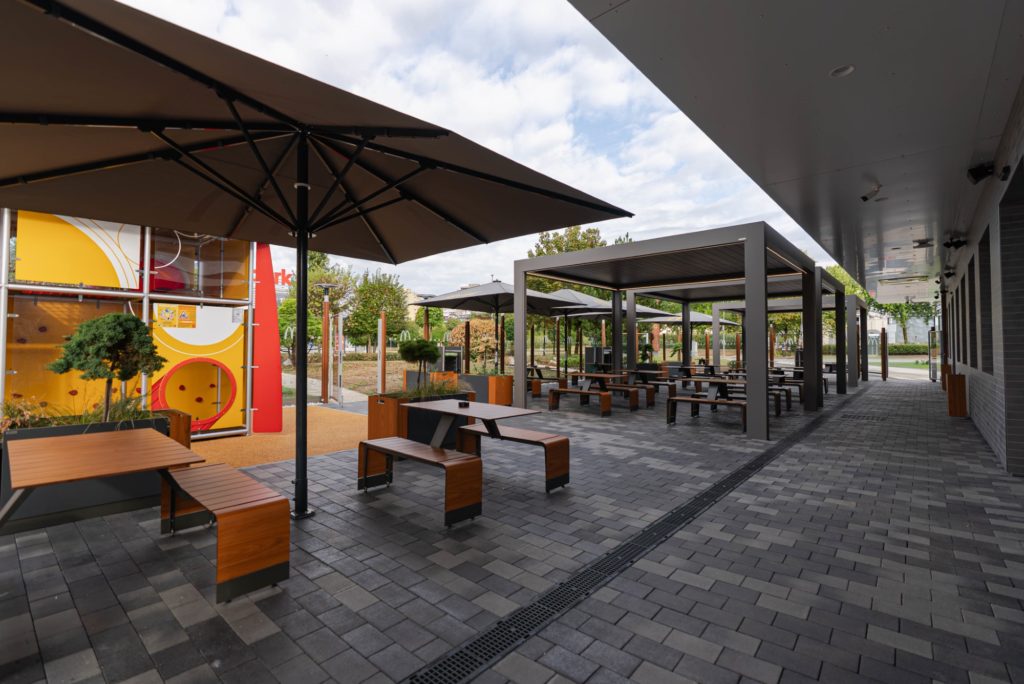 Zunanjost restavracije McDonald's Žito Ljubljana