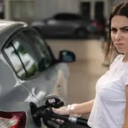 Nove cene goriva od 15. septembra 2026; Dizel z novim rekordom tik pod 2€ za liter, dražja tudi bencin in kurilno olje