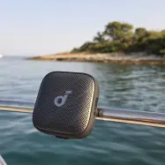 Test Anker Soundcore Boom Go 3i veliko funkcij v majhnem zvočniku, a fizike ne more prelisičiti