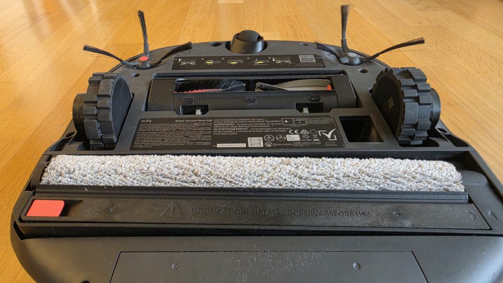 Test Anker eufy Omni C28 HydroJet uporablja samočistilni valjček namesto dveh vrtljivih krp