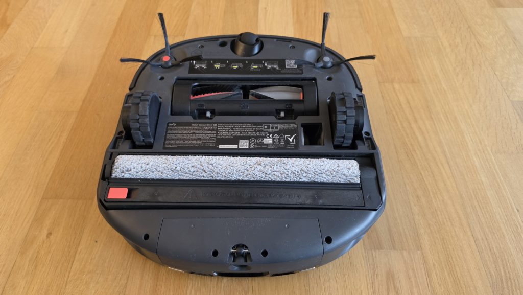 Test Anker eufy Omni C28 spodnja stranz DuoSpiral in HydroJet