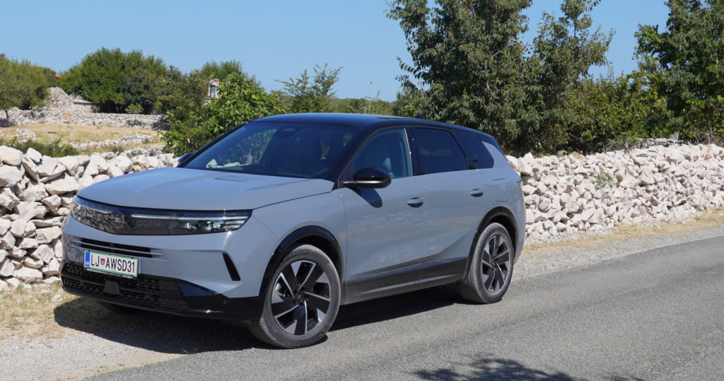 Test Opel Grandland Plug in Hybrid 225 KM moči in 60 kilometrov električne vožnje, a smiselnost nakupa je odvisna od polnjenja (2)