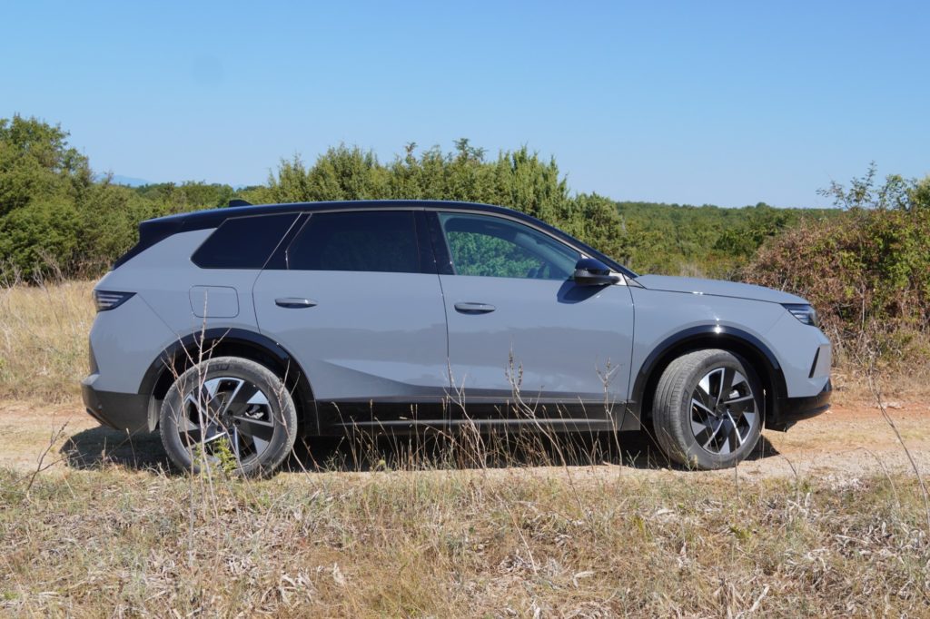 Test Opel Grandland Plug in Hybrid Baterija s 17,9 kWh omogoča približno 60 kilometrov električne vožnje