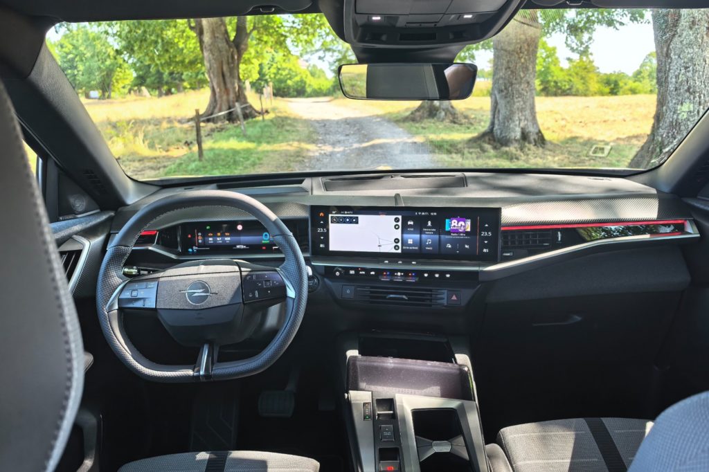 Test Opel Grandland Plug in Hybrid Družinski športni terenec, ki pri udobju ne pozablja na stabilnost