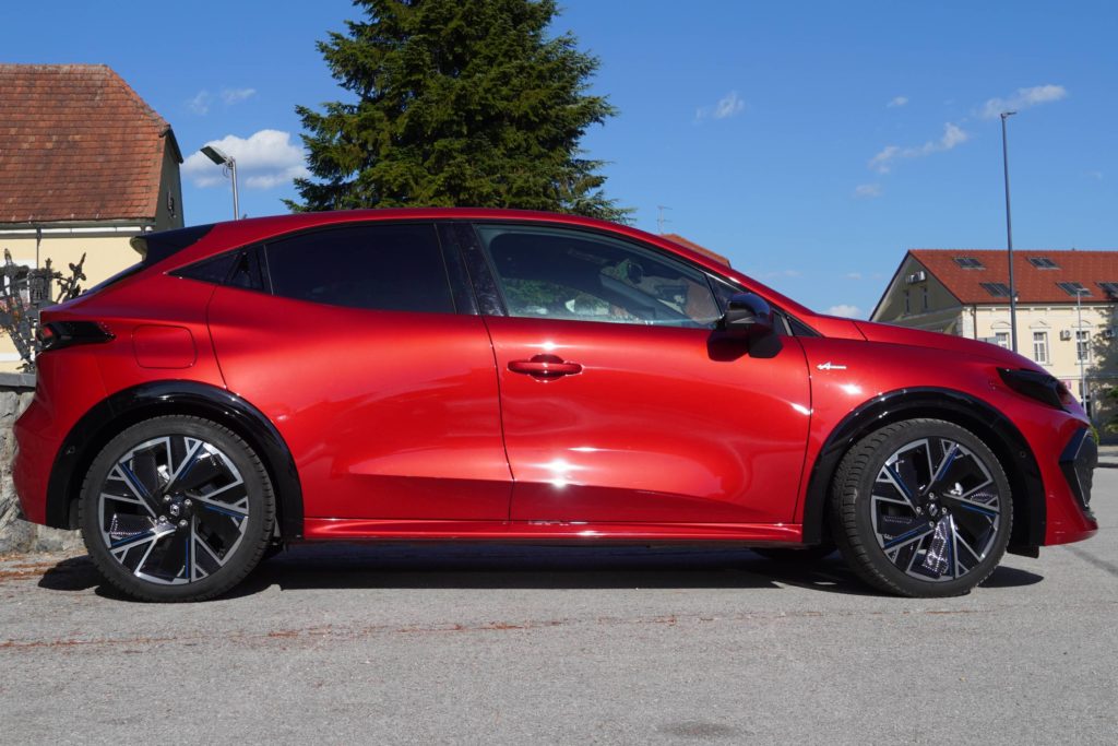 Test Renault Clio E Tech Clio ni več poceni mali avtomobil, zato mora ponuditi nekaj več